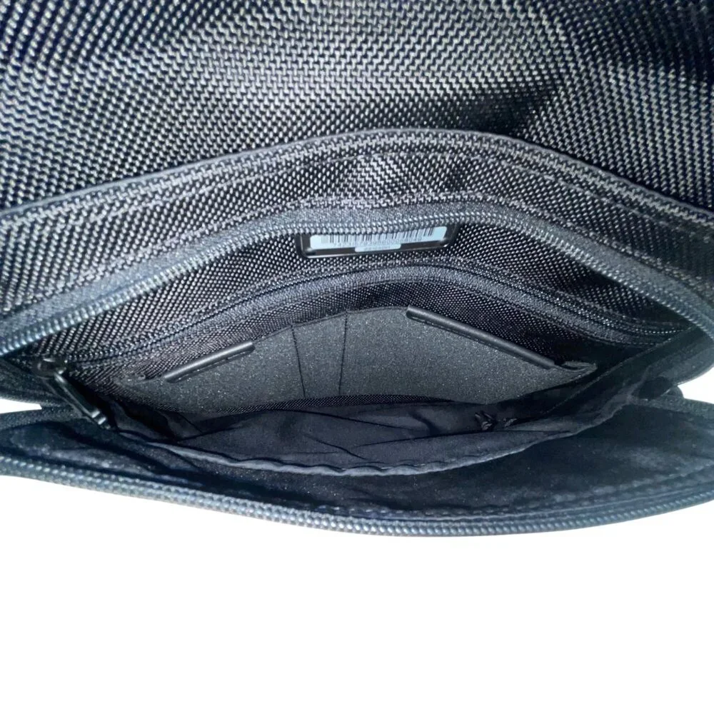 Tumi Mens Black Nylon Adjustable Strap With Zippered Pockets Messenger Bag